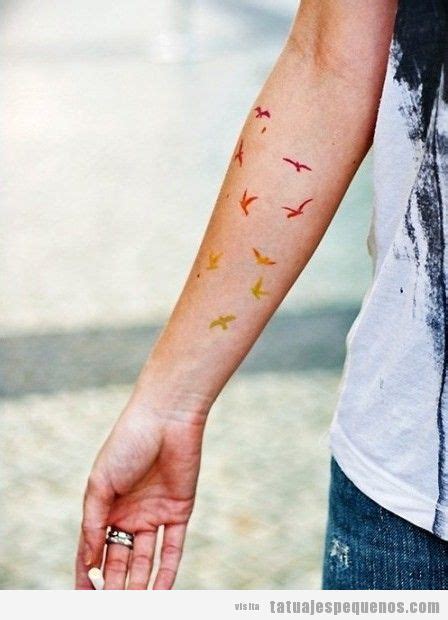 Tatuaje pequeño y bonito para chica, pájaros colores brazo ...