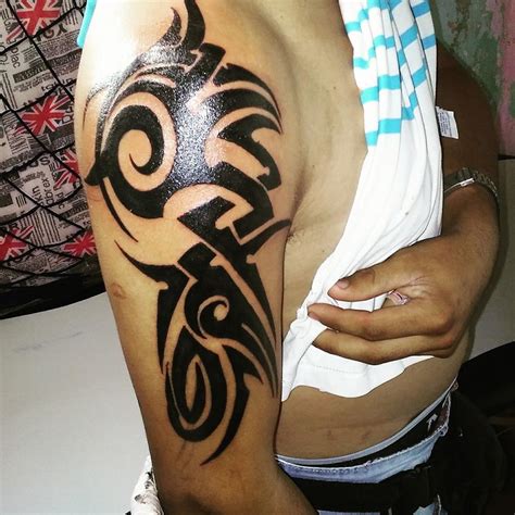 Tatuaje tribal para hombre en el brazo y hombro   Tatuajes ...