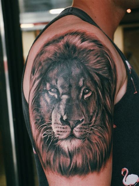 Tatuajes de leones en el brazo