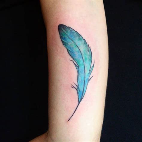 Tatuajes de plumas minimalistas, al verlos querrás tener ...