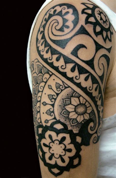 Tatuajes de tribales con flores, femeninos y llamativos