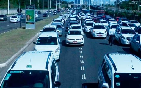 Taxistas fazem carreata contra o Uber em Salvador | Bahia | G1