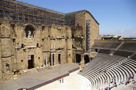 Teatro romano y sus alrededores y “Arco de Triunfo” de ...