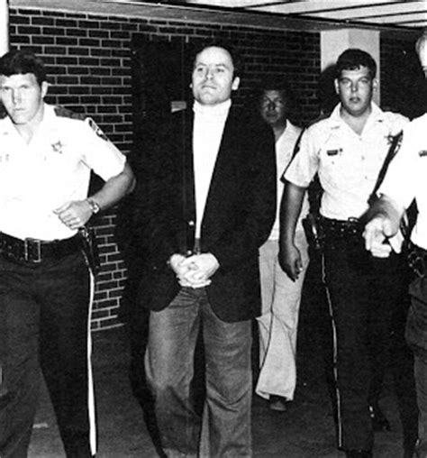 Ted Bundy:  El Asesino de Estudiantes   Parte 2    Info ...