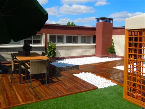 Terraza con césped artificial y tarima de madera ipe http ...