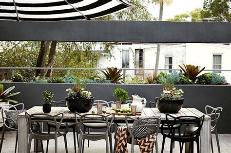 Terraza de diseño moderno en gris, blanco y negro