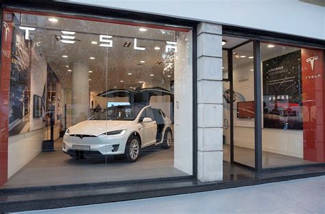 Tesla abre su primera tienda en Madrid, un espacio de lujo ...