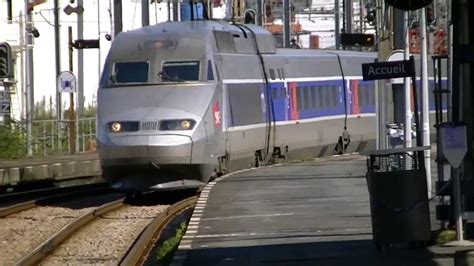 TGV de la SNCF llegando a la estación de Hendaye, con ...