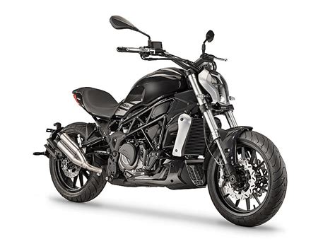 The 2018 Benelli 402S Is A Discount Ducati Diavel