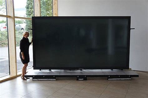 The 370 inch Titan Zeus   World s Largest Commercial TV ...