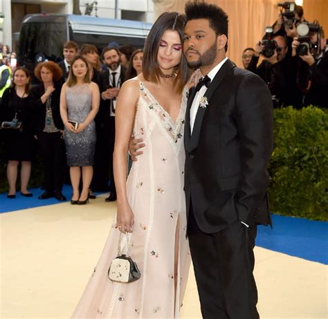 The Weeknd presume por fin de su novia Selena Gomez en las ...