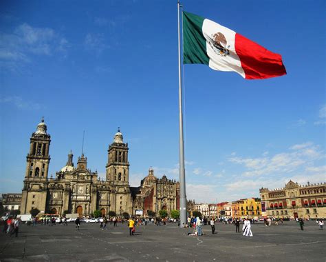 Three shot dead in popular Mexico City tourist plaza