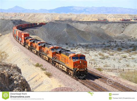 Tren De Carga Largo En El Desierto De Mojave Foto ...