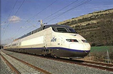 Tren de la serie 102 de Renfe en la lnea de alta velocidad ...