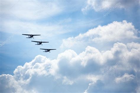 tres aviones volando — Foto editorial de stock ...