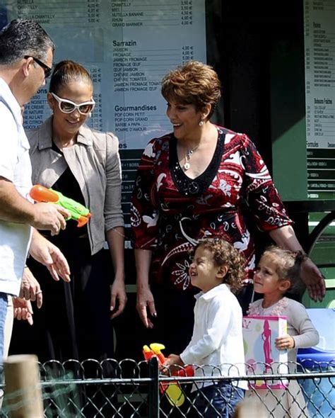 Tres generaciones juntas: Jennifer López, de paseo por el ...