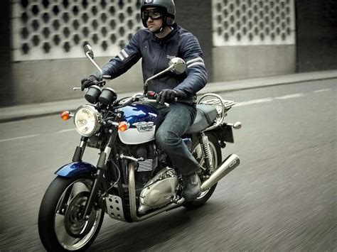 Triumph Bonneville SE: Versão moderna da moto clássica ...