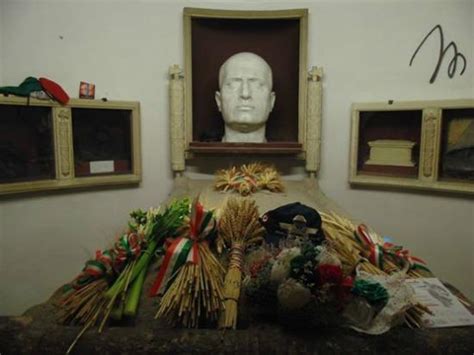tumulo Benito Mussolini   Foto de Cimitero Monumentale di ...
