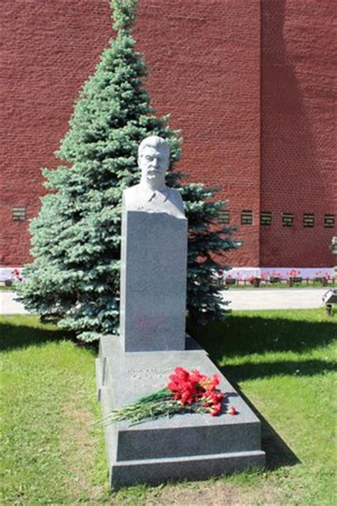 Túmulo do Stalin, atrás do mausoléu do Lenin,   Picture of ...