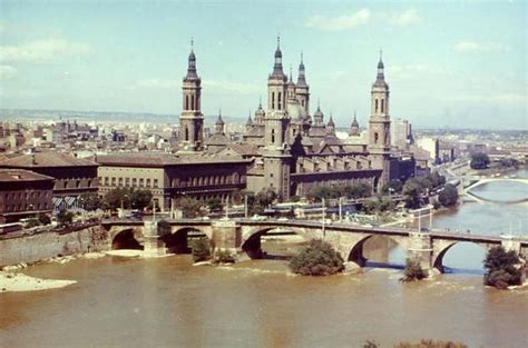Turismo en Zaragoza, España   Turistas en Viaje