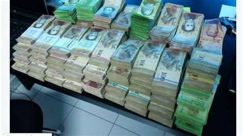 Turista cambió Euros en Venezuela... ¡Todo esto le dieron!