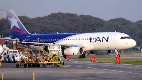 Un avión de LAN debió aterrizar de emergencia   Taringa!