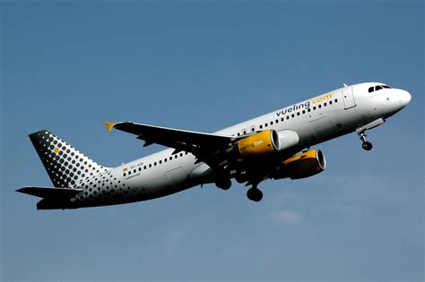 Un avión de Vueling con destino Amsterdam escoltado por ...