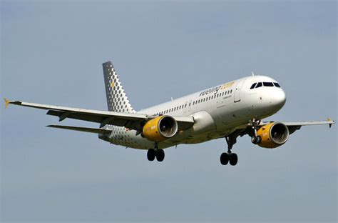 Un avión de Vueling con destino Barcelona aterriza de ...