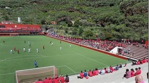 Un campo de fútbol sobre oficinas y entre montañas