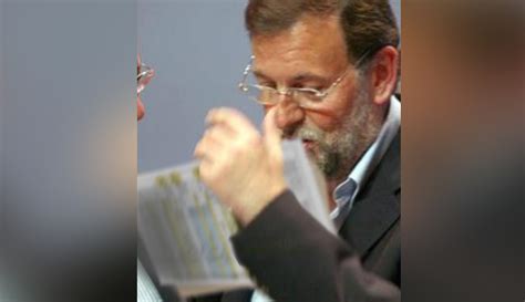 Un hombre fuerza a Mariano Rajoy a besar los papeles de ...