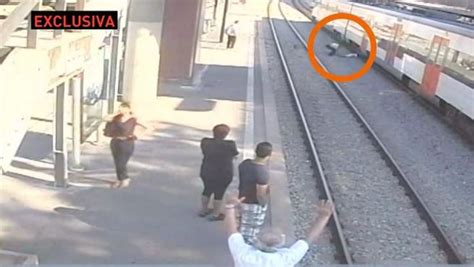 Un hombre intenta suicidarse en una estación de tren y ...