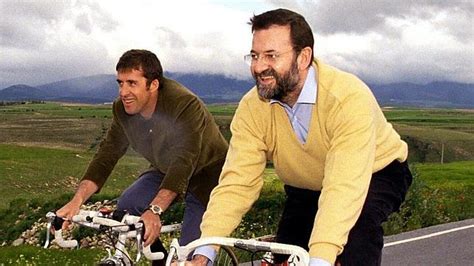 Un joven Mariano Rajoy hace ciclismo junto a Pedro Delgado ...