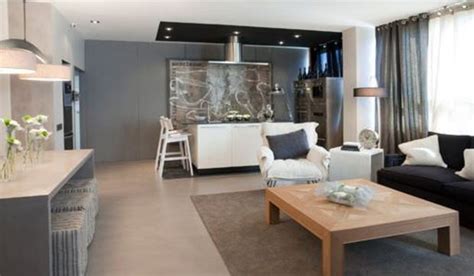 Un loft moderno decorado en tonos grises