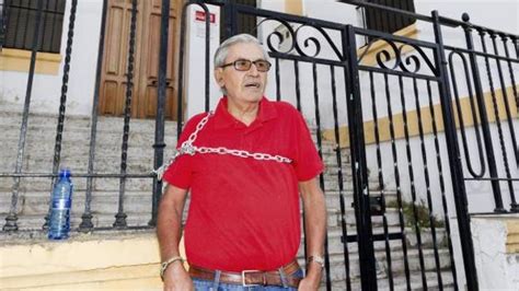 Un militante del PSOE se encadena en la sede del partido ...