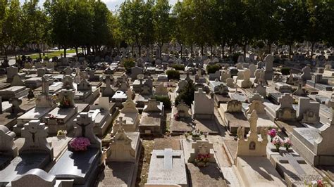 Un programa ofrece visitas guiadas a los cementerios de la ...