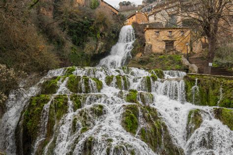 Un pueblo escondido atravesado por una cascada en Burgos ...