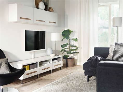 Un salón en blanco y negro con mueble BESTÅ blanco para ...