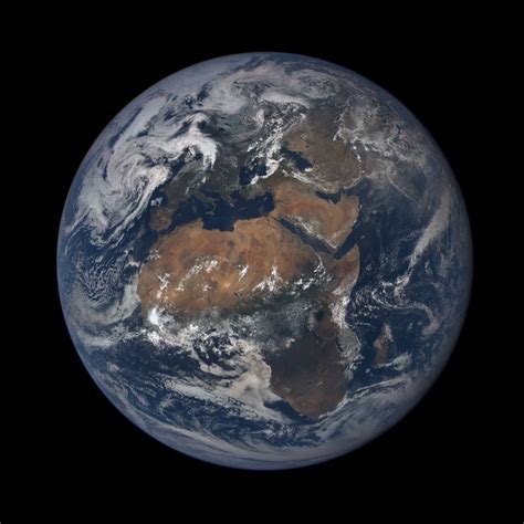 Un selfie de la Tierra desde el espacio. Completa, de día ...