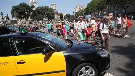 Un taxista de Barcelona devuelve una maleta con 10.000 euros