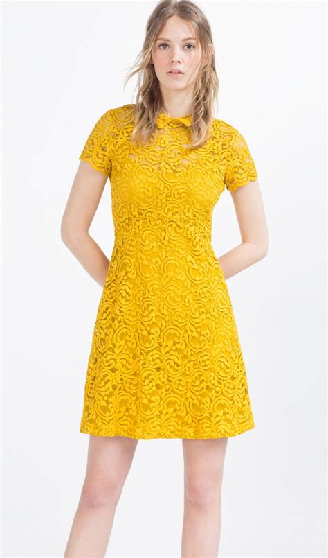 Un vestido amarillo corto, para invitadas de boda de ZARA ...