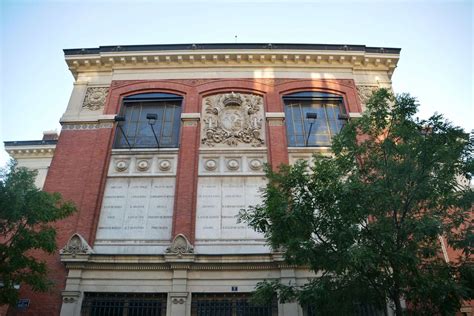 Un vistazo al edificio de la Real Academia Española de la ...