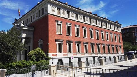 Un vistazo al edificio de la Real Academia Española de la ...