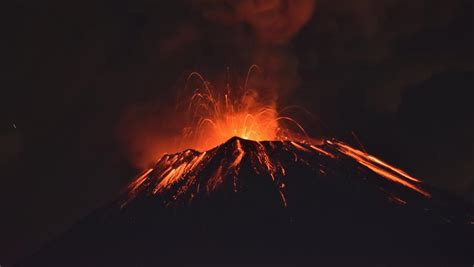 Una espectacular erupción del Popocatépetl deja una ...