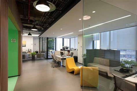 Una oficina moderna muestra su nuevo diseño e iluminación ...