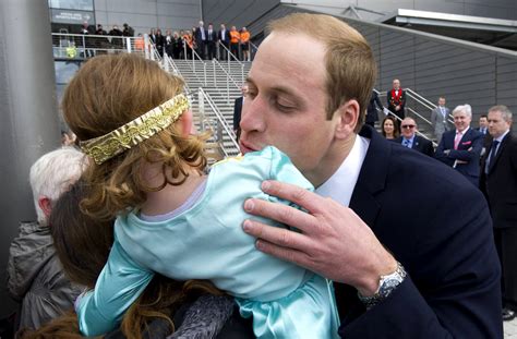 Una  princesita  de cuatro años  rechaza  un beso del ...