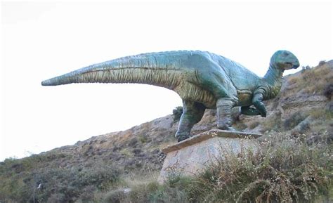 Una ruta en moto por la senda de los dinosaurios, en La Rioja