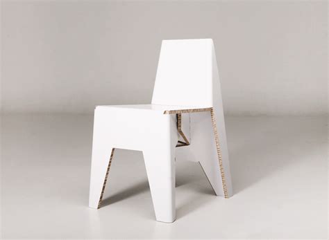 Una silla de cartón | aplomo