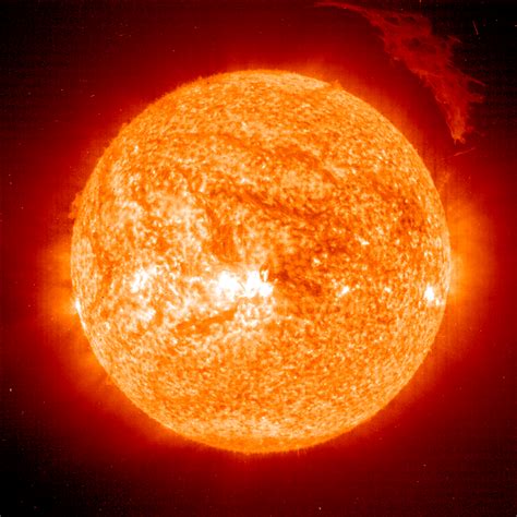 Una sobresaliente protuberancia solar desde el SOHO ...