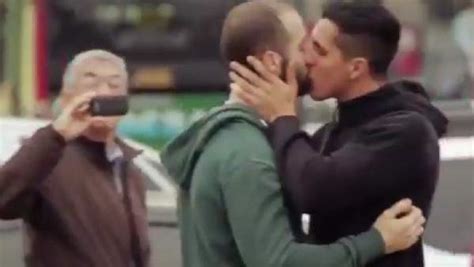 Una tienda de deportes prohíbe a Netflix rodar un beso gay