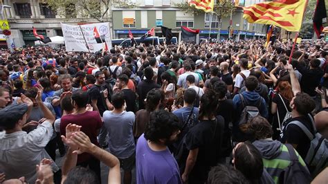 Unas 2.000 personas se concentran ante la sede del PP catalán